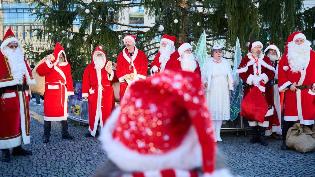 Auch im letzten Jahr trafen sich Engel und Weihnachtsmänner zur Vollversammlung vor dem Brandenburger Tor. (Archivbild)