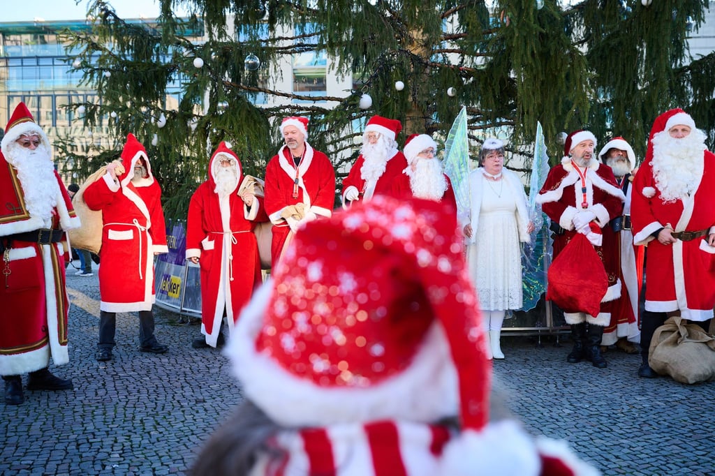 Auch im letzten Jahr trafen sich Engel und Weihnachtsmänner zur Vollversammlung vor dem Brandenburger Tor. (Archivbild)