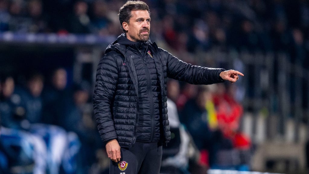 Trainer Thomas Stamm stattet einen 19-Jährigen bei Dynamo Dresden mit einem Profivertrag aus. (Archivbild)