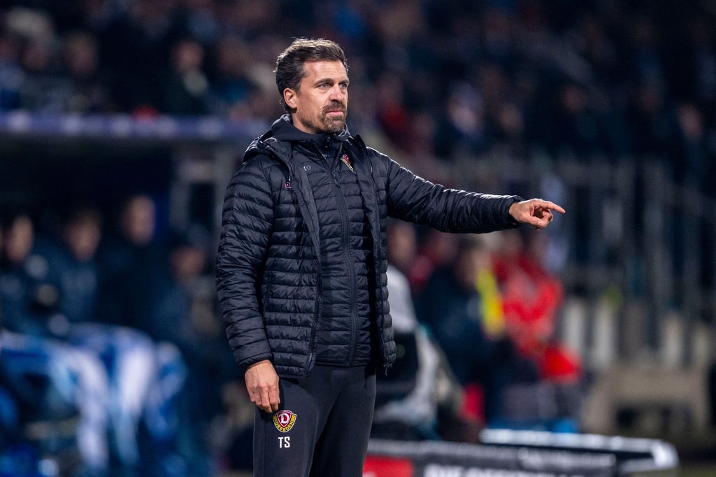 Trainer Thomas Stamm stattet einen 19-Jährigen bei Dynamo Dresden mit einem Profivertrag aus. (Archivbild)