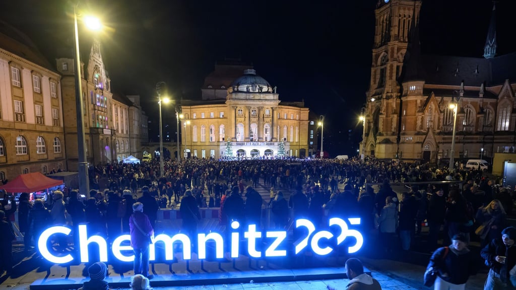 Zum Abschluss des Kulturhauptstadtjahres beteiligen sich Tausende Menschen auf dem Chemnitzer Theaterplatz am Weihnachtssingen.