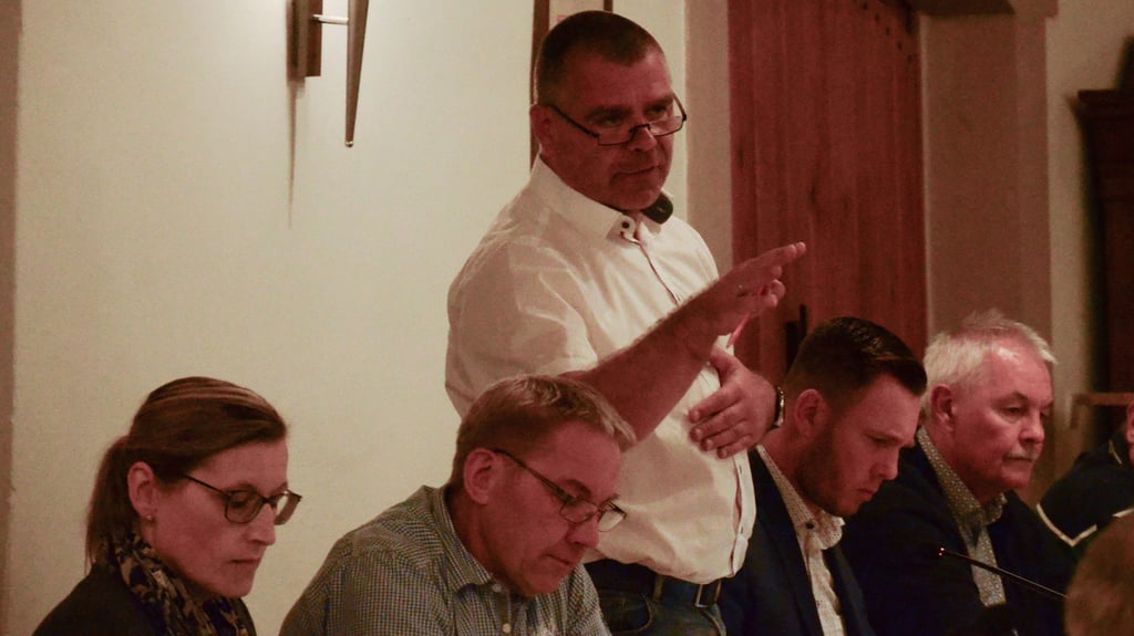 v.l.n.r.: Dörthe Wulff bei der Stadtratssitzung im September 2024 mit Leiter der Stadtverwaltung Peter Lieske, dem Stadtratsvorsitzenden Marko Alex  (CDU), Bürgermeister Marc Blanck (CDU) und dem Bauamtsleiter und stellvertretenden Bürgermeister Uwe Dietz