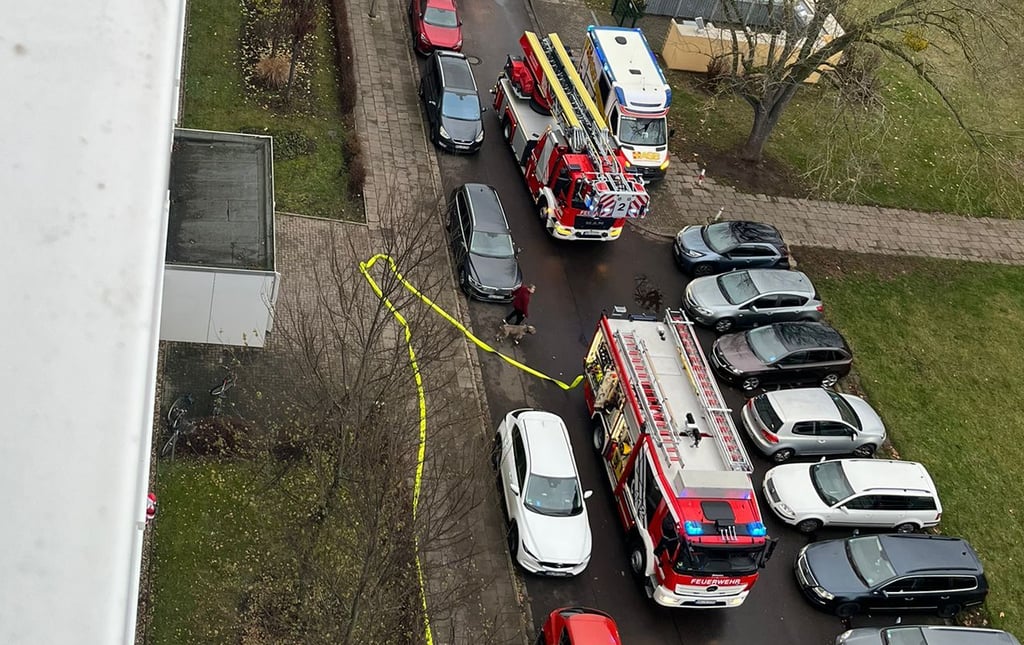 Feuerwehreinsatz in Magdeburg  am 29. November 2025. Vor einem Hochhaus stehen Einsatzfahrzeuge.