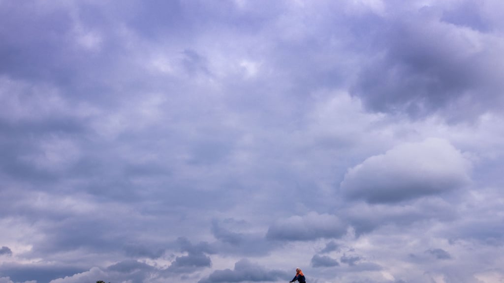 Das erste Adventswochenende zeigt sich überwiegend grau bei milden Temperaturen und gebietsweise Regen. (Symbolbild)
