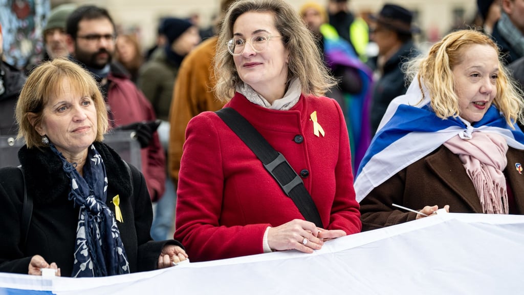 Preisler demonstrierte häufiger mit Blumen und Pappschild am Rande von propalästinensischen Demonstrationen.