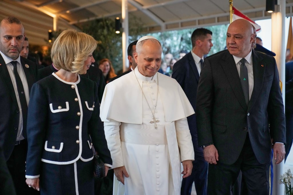 Papst Leo XIV. nach seiner Ankunft im Libanon.