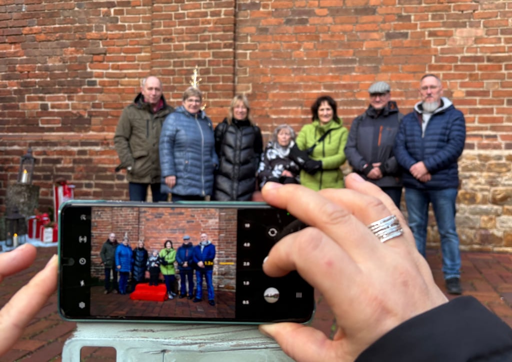 Diese befreundeten Familien stammen ursprünglich aus Havelberg und wohnen mittlerweile in unterschiedlichen Regionen wie Dresden. Beim Adventsmarkt im Kloster Jerichow gibt es ein Wiedersehen - und ein besonderes Erinnerungsfoto.