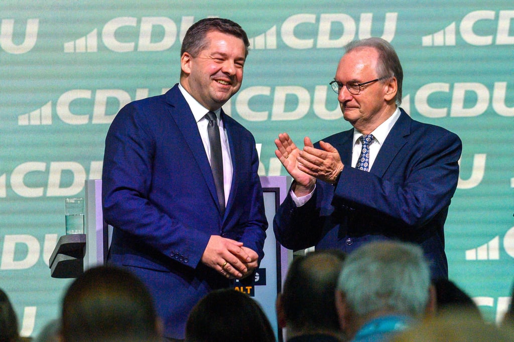 Applaus von Ministerpräsident Reiner Haseloff (rechts) für den im Amt bestätigten Landeschef Sven Schulze. 