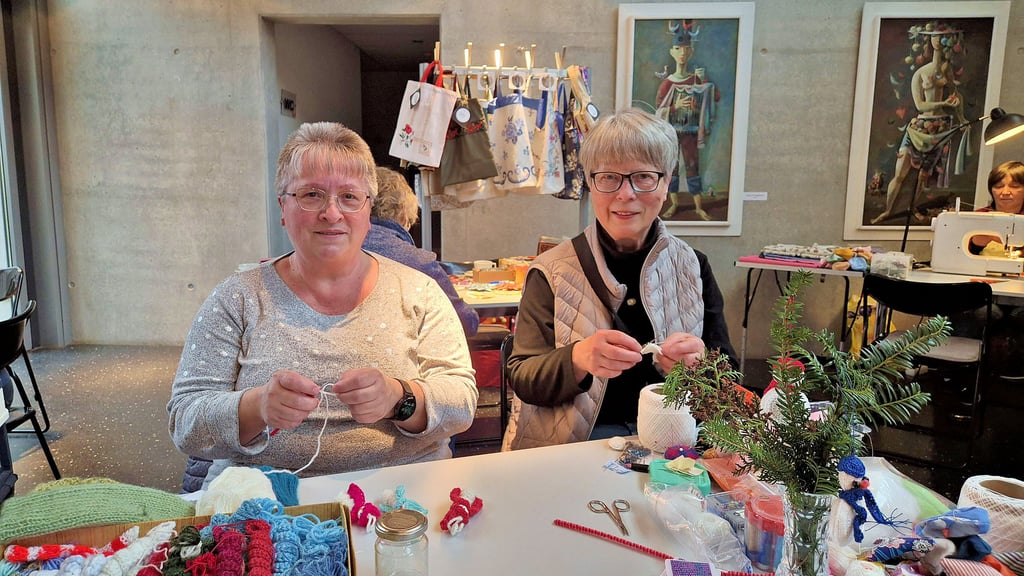 Valentina Krumm (l.) und Irina Hundt vom Stadtteilzentrum Merseburg-West arbeiteten nachmittags in der Weihnachtswerkstatt.