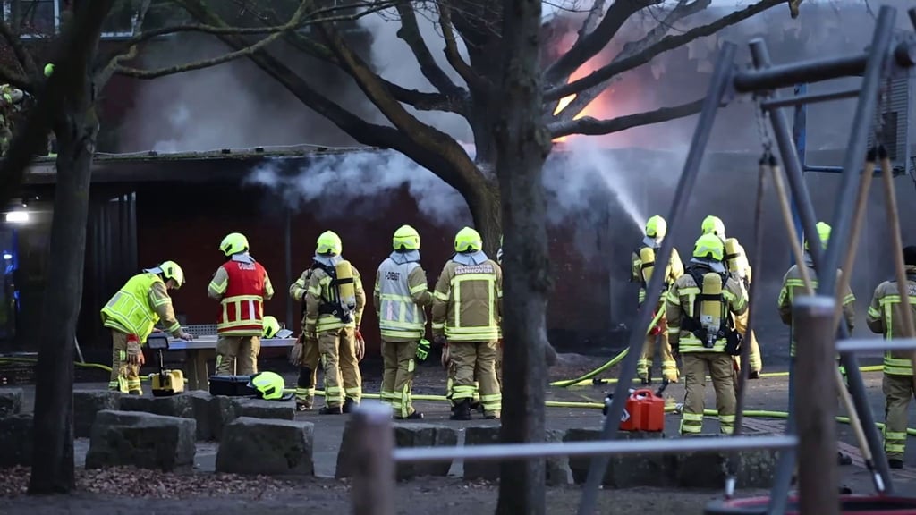 Bis in die Nacht löschen Feuerwehrleute die Flammen in der Grundschule.