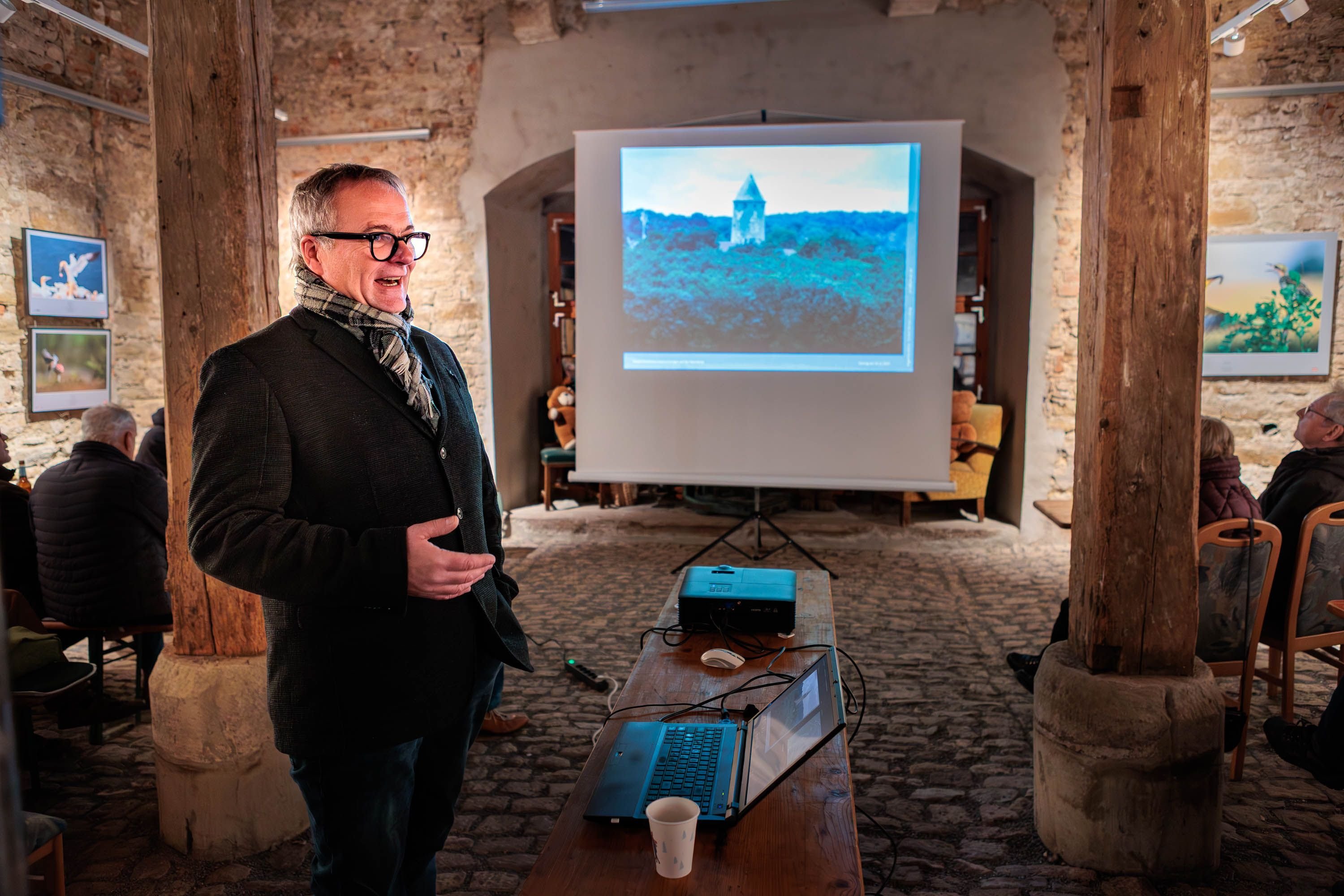 Den Geheimnissen der Haynsburg auf der Spur: Bauforscher spioniert auf dem Dachboden der Burg. Was er dabei Neues entdeckt.