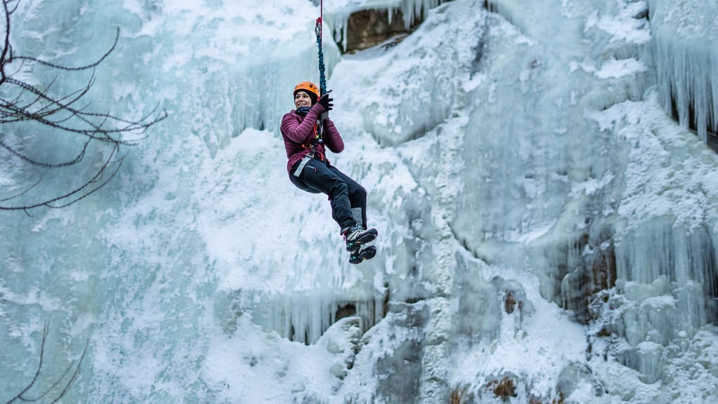 Nichts für Menschen mit Höhenangst: An einem Seil geht es zum Finale von einer Hängebrücke tief hinab.