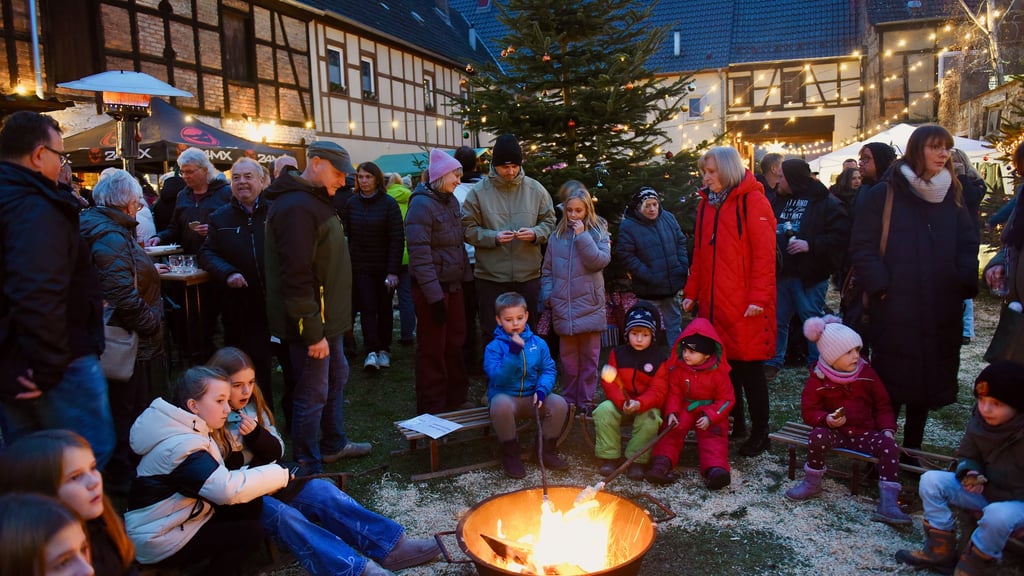 Auf dem Schlitten am Lagerfeuer sitzen, Marshmallows und Stockbrot backen - das konnte man beim Lichterzauber des Heimatvereins in Allstedt.