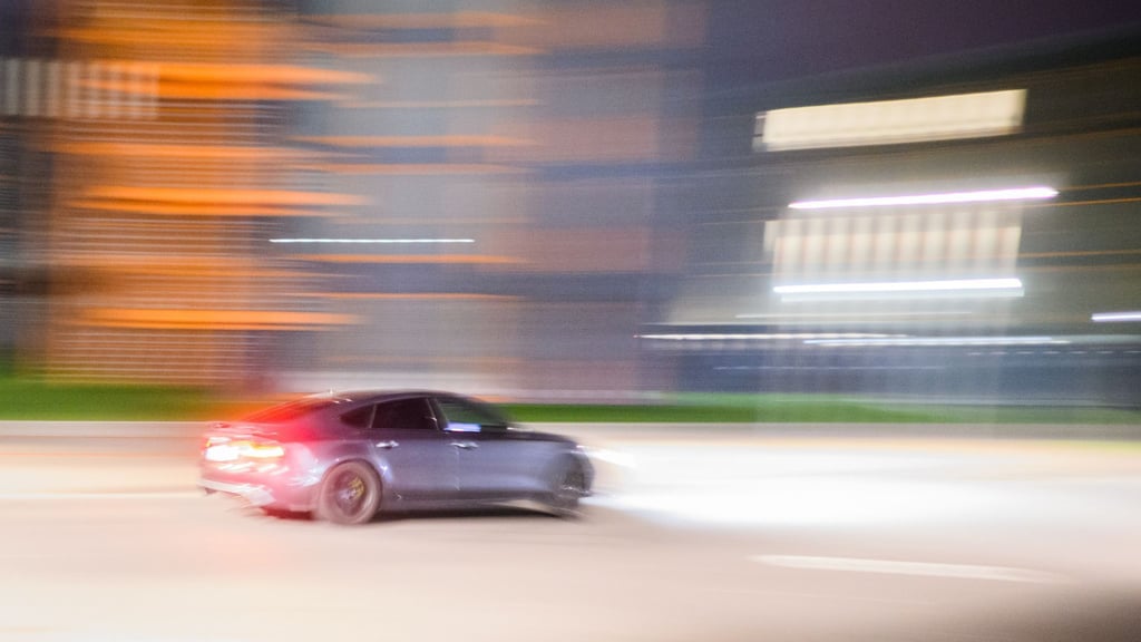 Etliche Teilnehmer des Tuning-Treffens sollen die eintreffende Polizei angegriffen haben. (Symbolbild)