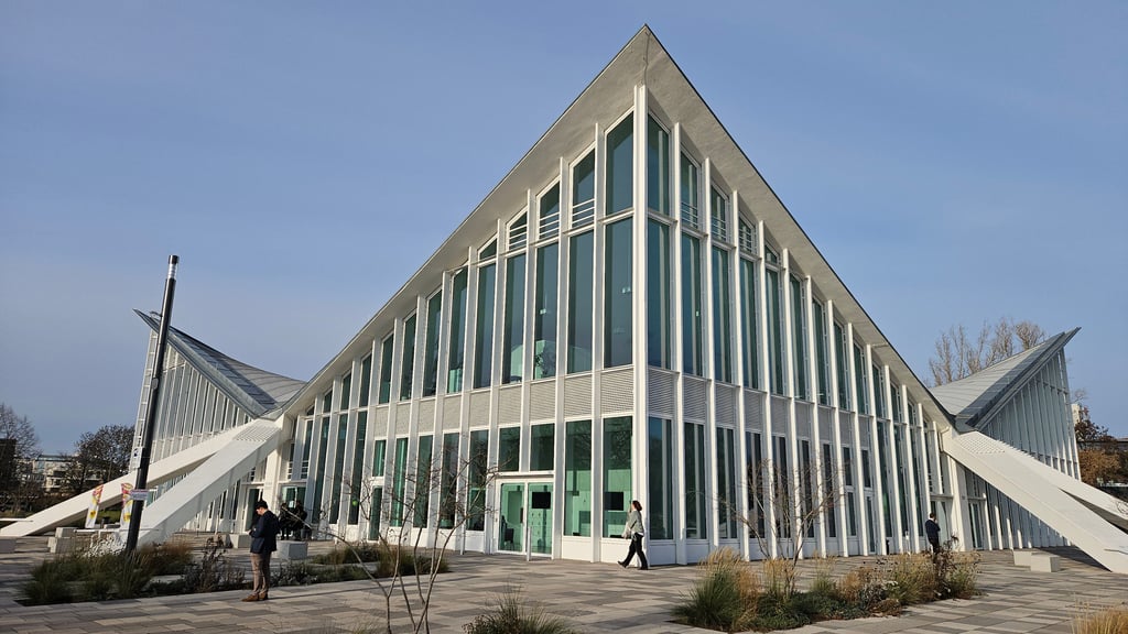 Die Hyparschale Magdeburg ist „Bauwerk des Jahres 2024“.