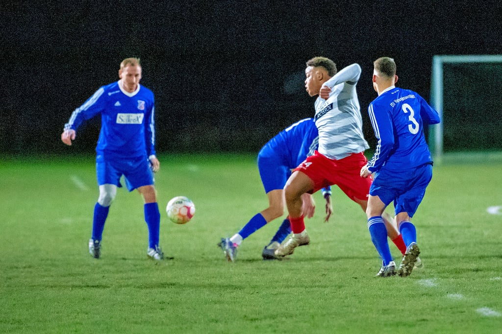 Naumburgs Antonio Ndeve  versucht hier, sich gegen gleich drei Herrengosserstedter durchzusetzen.
