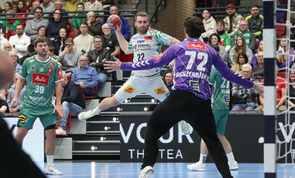 Lukas Mertens fliegt hier auf Mindens Torwart Keno Danzenbächer zu und erzielt eines seiner sieben Tore.