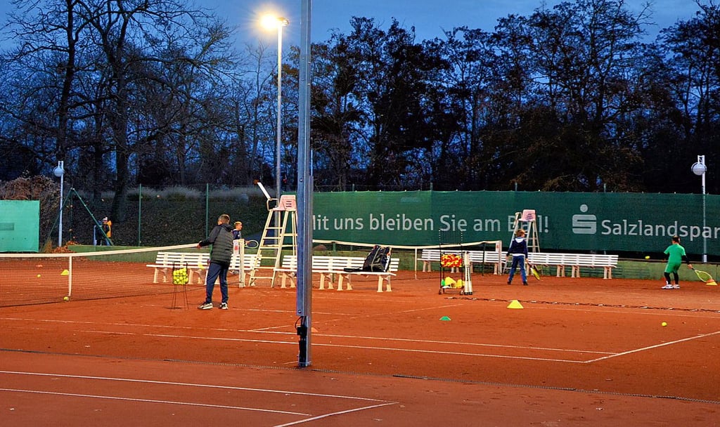 Die ersten Sportler spielen auf den neuen Tennisfeldern. Mit der Flutlichanlage ist das Spielen bei Dunkelheit kein Problem mehr. 