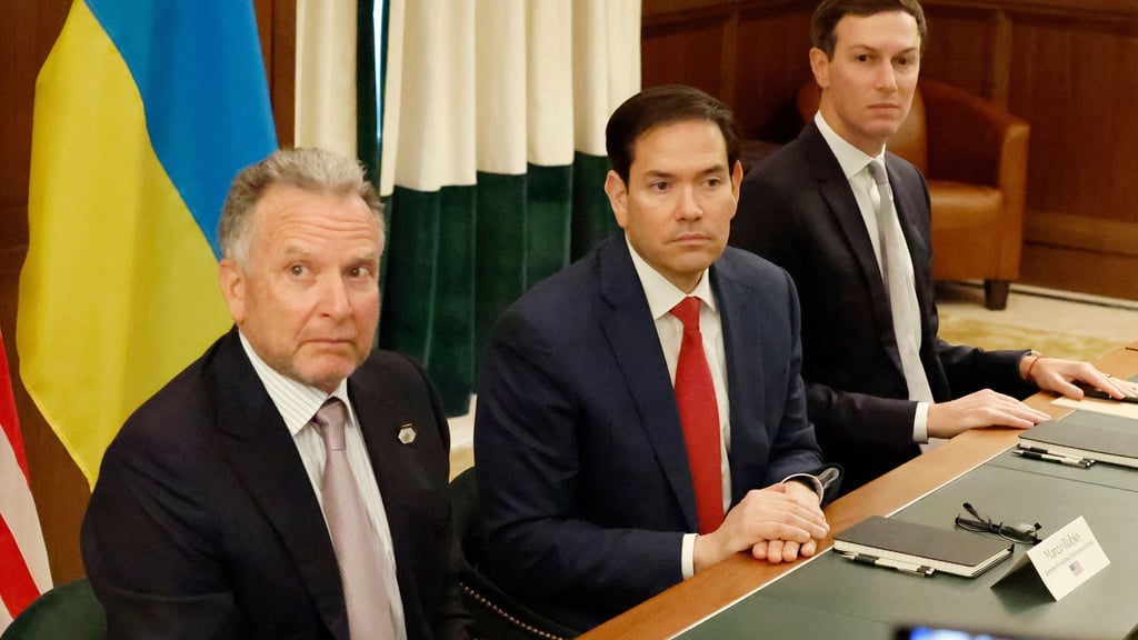 Auf US-Seite verhandeln unter anderem Außenminister Marco Rubio (M.) und der Sondergesandte Steve Witkoff (l.).
