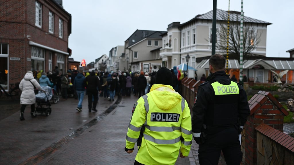 Im vergangenen Jahr hatte die Polizei das Klaasohm-Fest mit Unterstützung vom Festland abgesichert. (Archivbild)