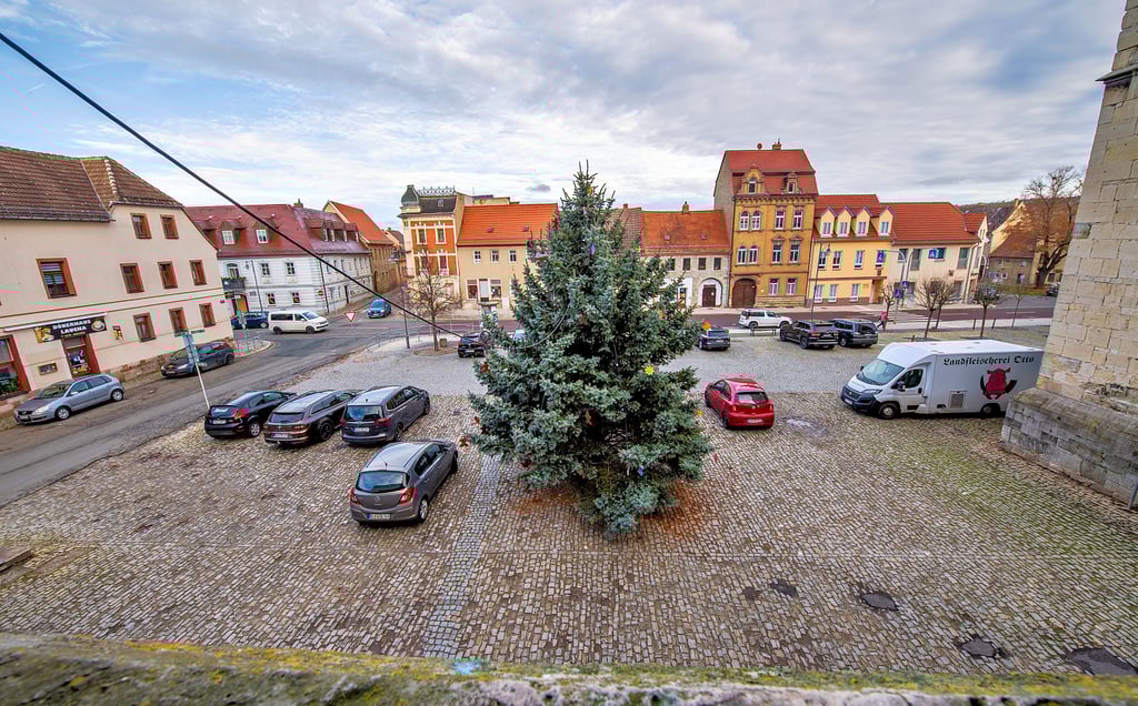 Blick vom Rathaus auf den Lauchaer Marktplatz, der ab kommenden Frühjahr saniert und umgestaltet wird. 