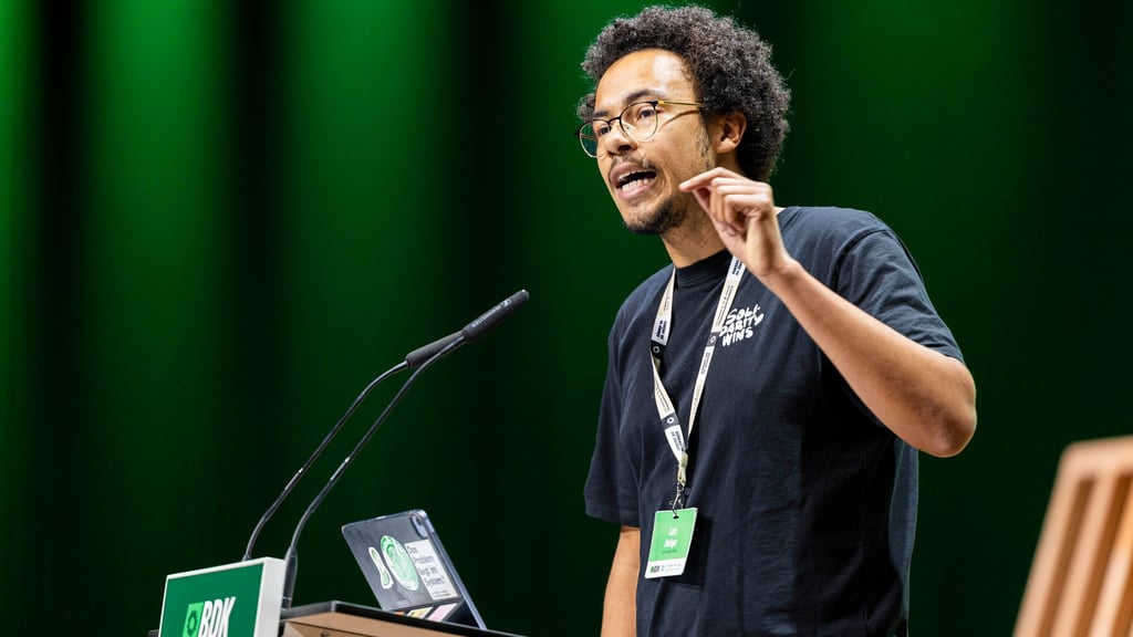 Die Grüne Jugend ist gegen eine verpflichtende Musterung, findet für diese Position aber keine Mehrheit unter den Delegierten.