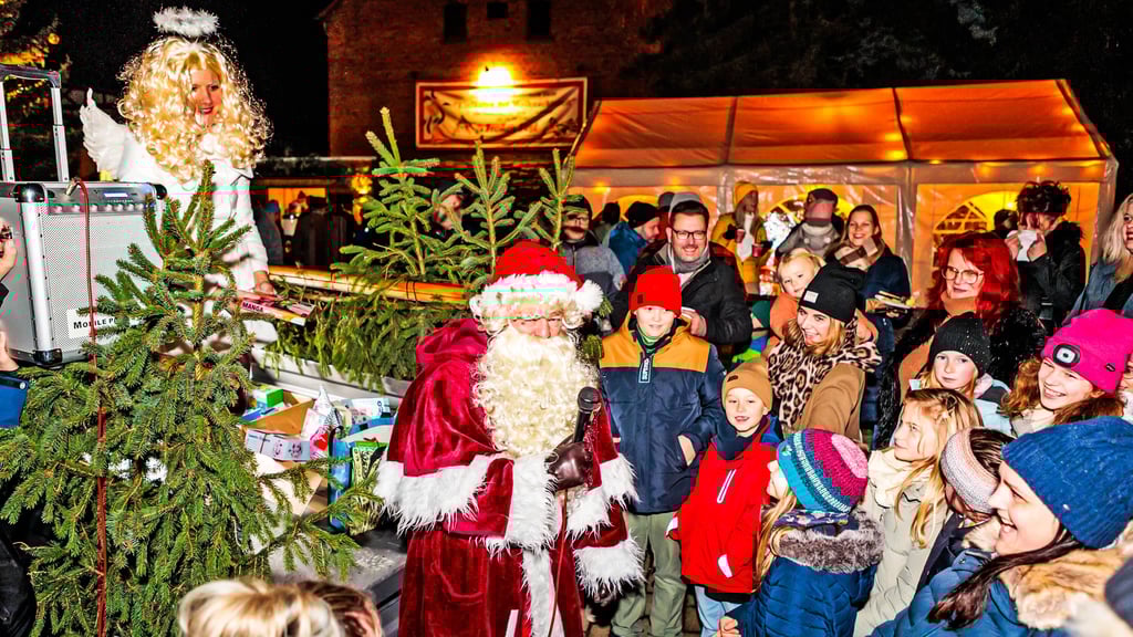 Punktlich 17.15 Uhr kam der Weihnachtsmann auf dem Traktorenanhänger nach Weißenborn. Gegen ein kleines Gedicht oder Lied gab es  Süßes  aus dem Sack. 