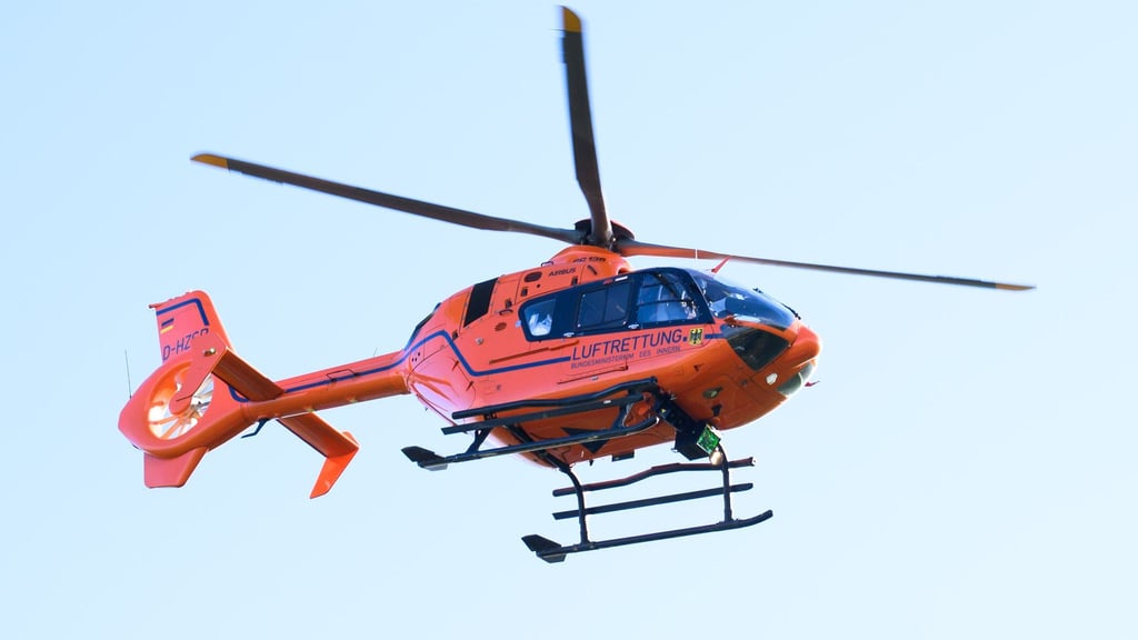 Ein Rettungshubschrauber brachte die junge Frau ins Krankenhaus. (Symbolbild)