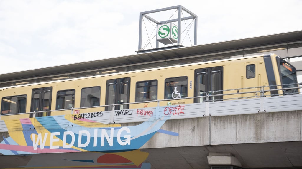 An zwei Tagen kann an der S- und U-Bahnstation Wedding Kleidung gespendet werden. (Symbolbild)