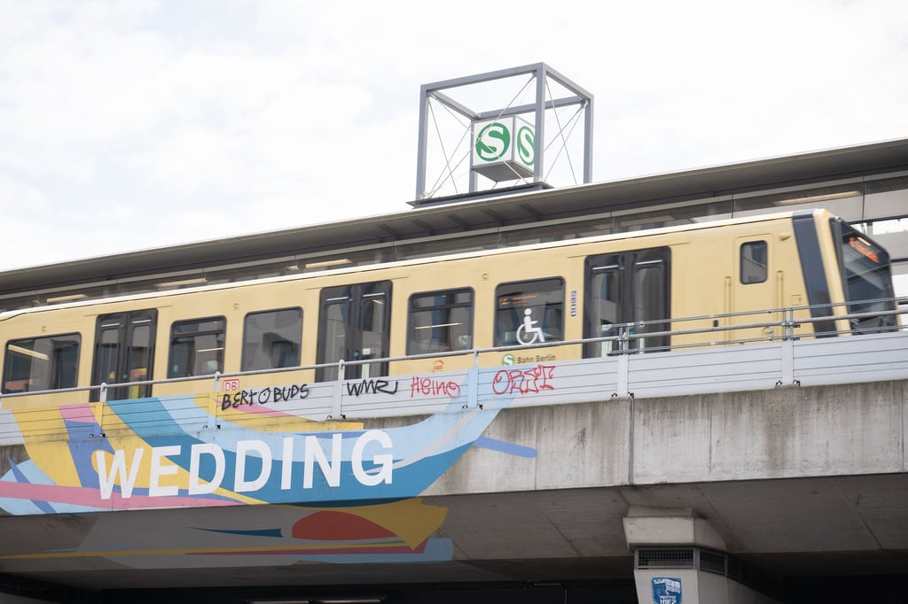 An zwei Tagen kann an der S- und U-Bahnstation Wedding Kleidung gespendet werden. (Symbolbild)