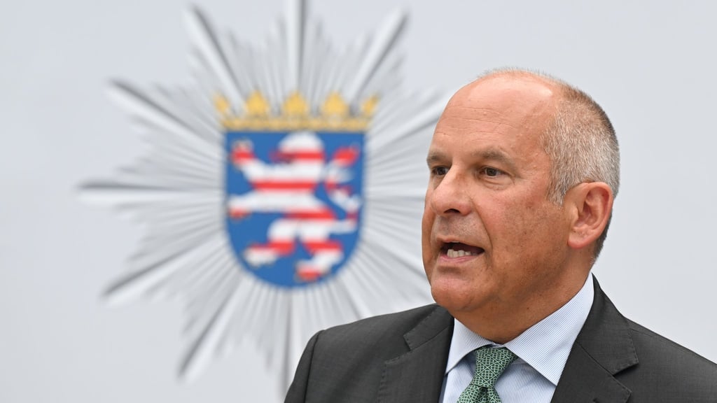 „Es ist der Polizei zu verdanken, dass es nicht zu weiteren Eskalationen gekommen ist“, sagt Poseck.