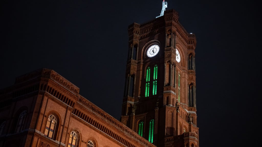 Weithin sichtbar waren am Sonntagabend die grün leuchtenden Fenster am Roten Rathaus.