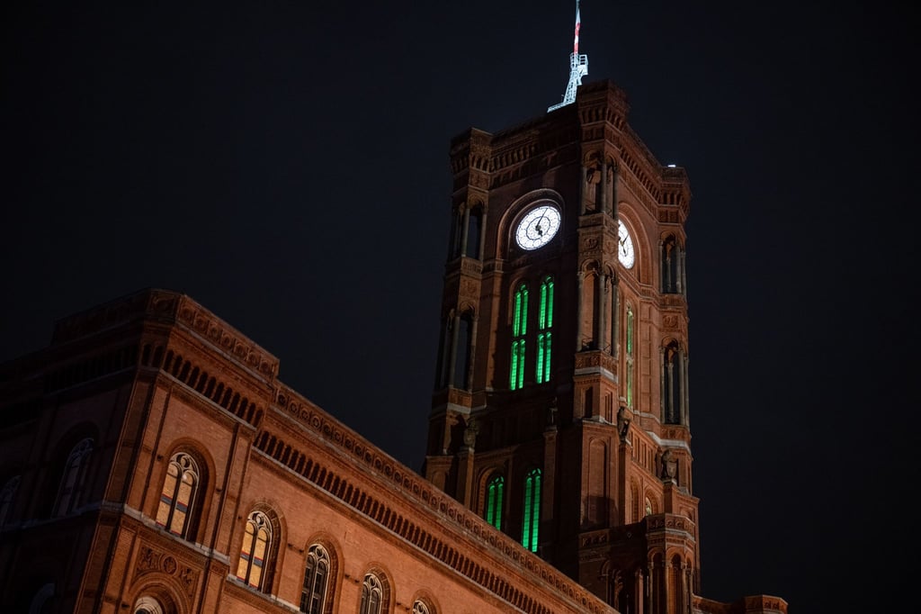 Weithin sichtbar waren am Sonntagabend die grün leuchtenden Fenster am Roten Rathaus.