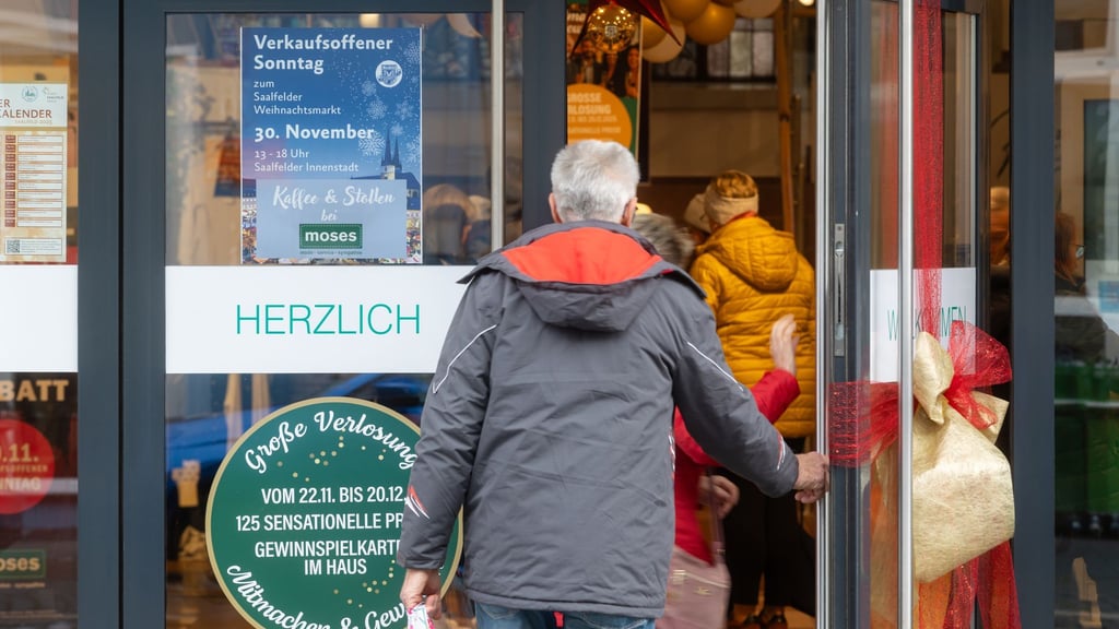 In Saalfeld und mehreren anderen Thüringer Städten konnten die Kunden am ersten Advent durch die Geschäfte bummeln.