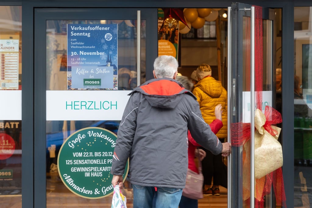 In Saalfeld und mehreren anderen Thüringer Städten konnten die Kunden am ersten Advent durch die Geschäfte bummeln.