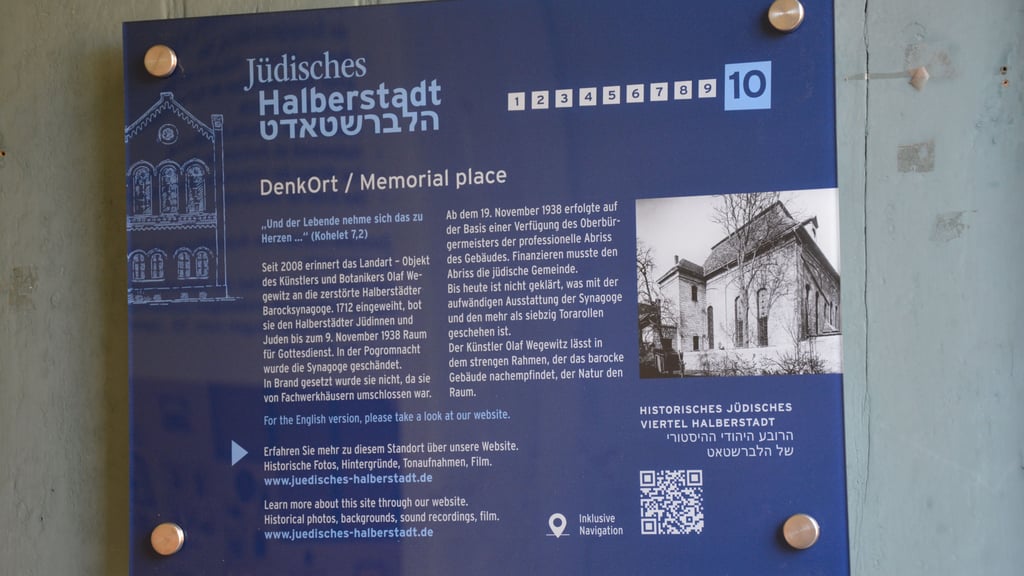 Eine der Informationstafeln des virtuellen Stadtrundgangs durch das historische jüdische Viertel Halberstadts. Hier wird über die große Barocksynagoge berichtet, an deren Standort sich heute ein Gedenkort befindet.
