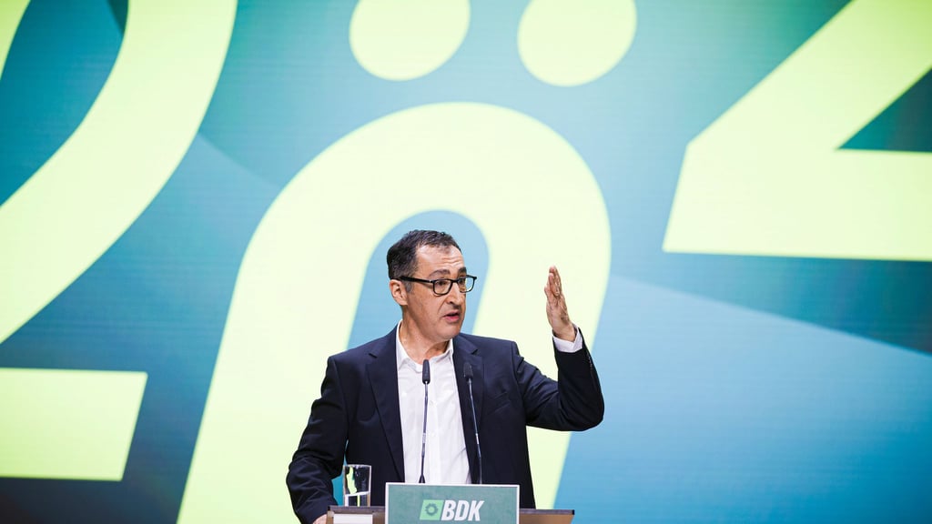 Im Landtagswahlkampf übt sich Cem Özdemir im Umgang mit den Grünen im Spagat zwischen Nähe und Distanz.