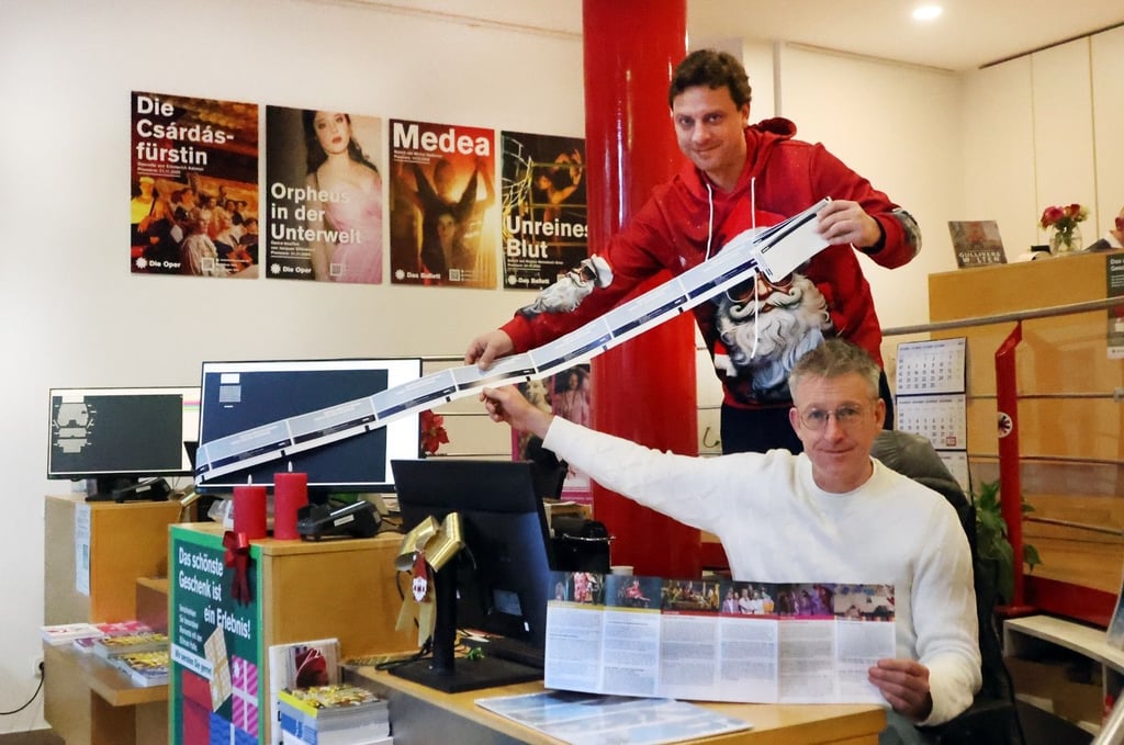 Ballettchef Michal  Sedláček (o.) und Operndirektor Walter Sutcliffe haben für einen Tag Ballettsaal und Opernbühne mit der Theaterkasse in der Großen Ulrichstraße vertauscht. 