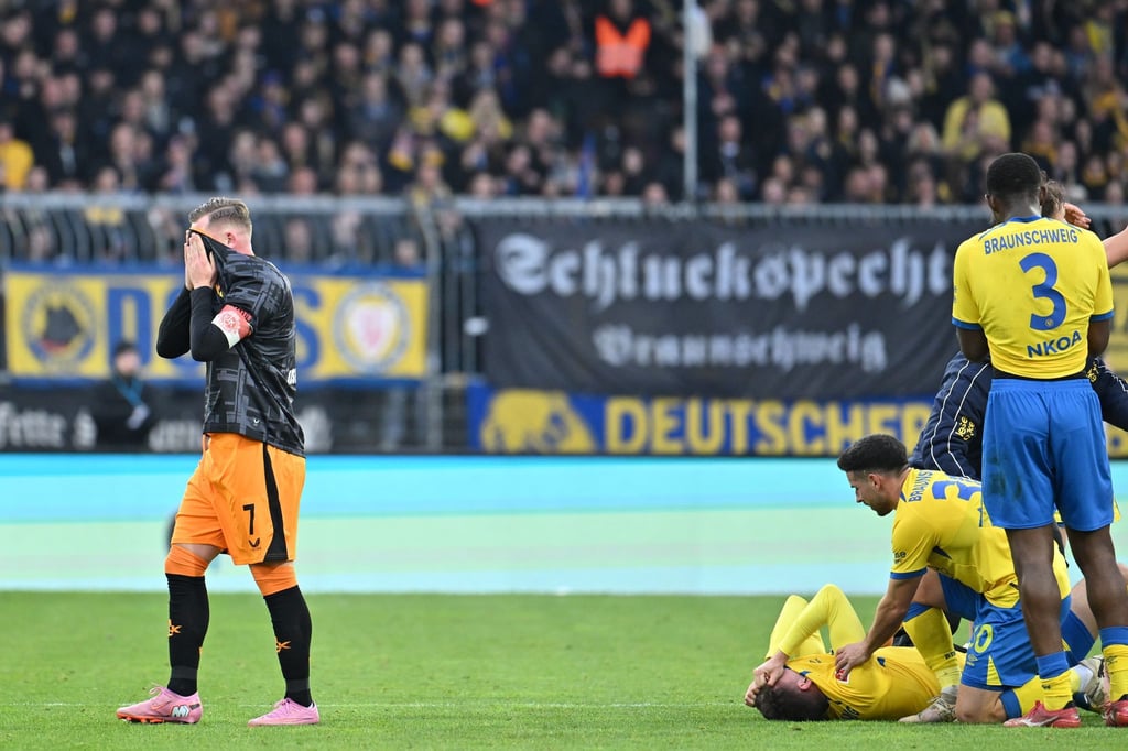 Schockmoment: Braunschweigs Florian Flick bleibt verletzt am Boden liegen.