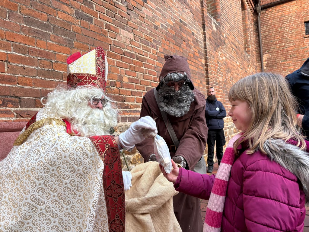 Charlotte trifft beim Adventsmarkt im Kloster Jerichow den Nikolaus. Im Hintergrund ist ein Security-Mitarbeiter im Einsatz.