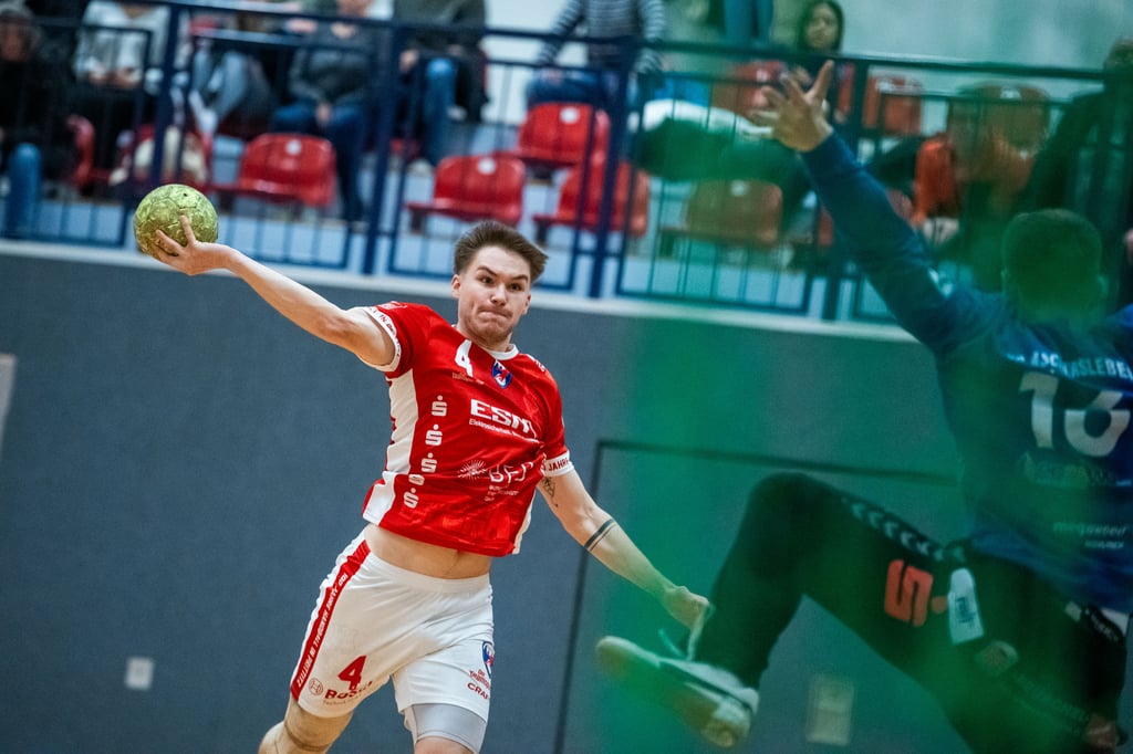 Linksaußen Laurenz Kröber – hier im Spiel gegen Aschersleben – steuerte am Samstagabend in Plotha zwei Treffer zum Heimerfolg der HCB-Männer gegen Oebisfelde bei. 