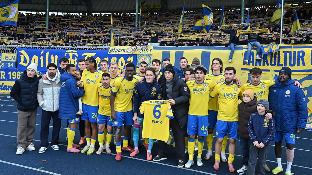 Jubel mit Flick-Trikot: Die Spieler von Eintracht Braunschweig grüßen nach dem 2:0-Sieg gegen Kaiserslautern ihren verletzten Mitspieler.