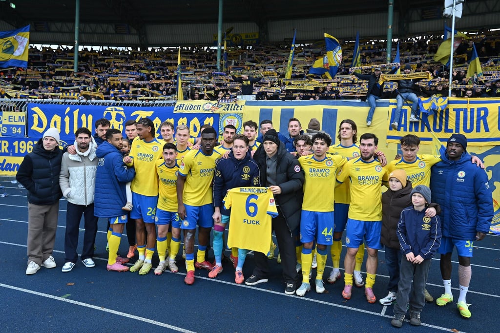 Jubel mit Flick-Trikot: Die Spieler von Eintracht Braunschweig grüßen nach dem 2:0-Sieg gegen Kaiserslautern ihren verletzten Mitspieler.