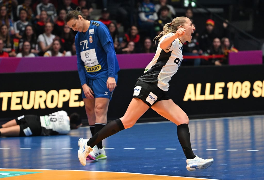Die deutschen Handballerinnen haben das letzte WM-Vorrundenspiel gegen Serbien gewonnen.