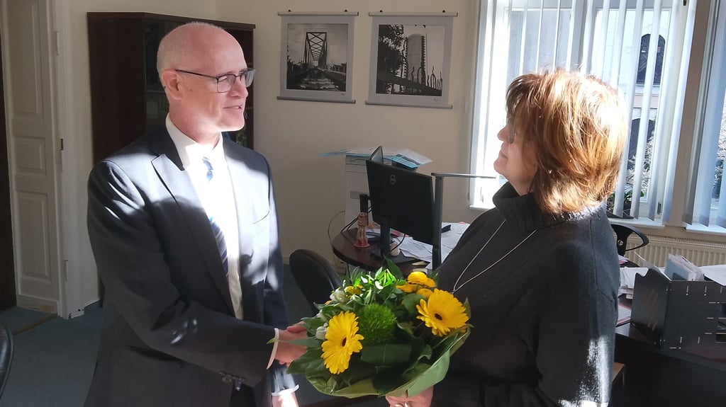 Der neue SWG-Chef Ronald Thate mit Genthins Bürgermeisterin Dagmar Turian.