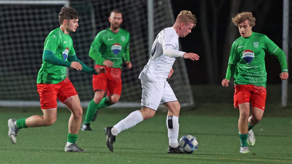 Oskar Tyll und Max Kranz (r.) bedrängen Maximilian Heidel.