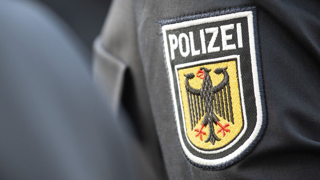 Mann wird mit drei Messern am Hauptbahnhof in Magdeburg von der Polizei aufgegriffen.