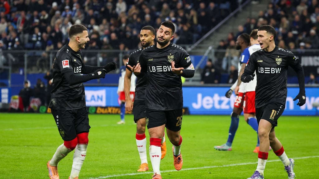 Stuttgarts Deniz Undav (M) wird nach seinem Treffer zum 1:1 bejubelt.