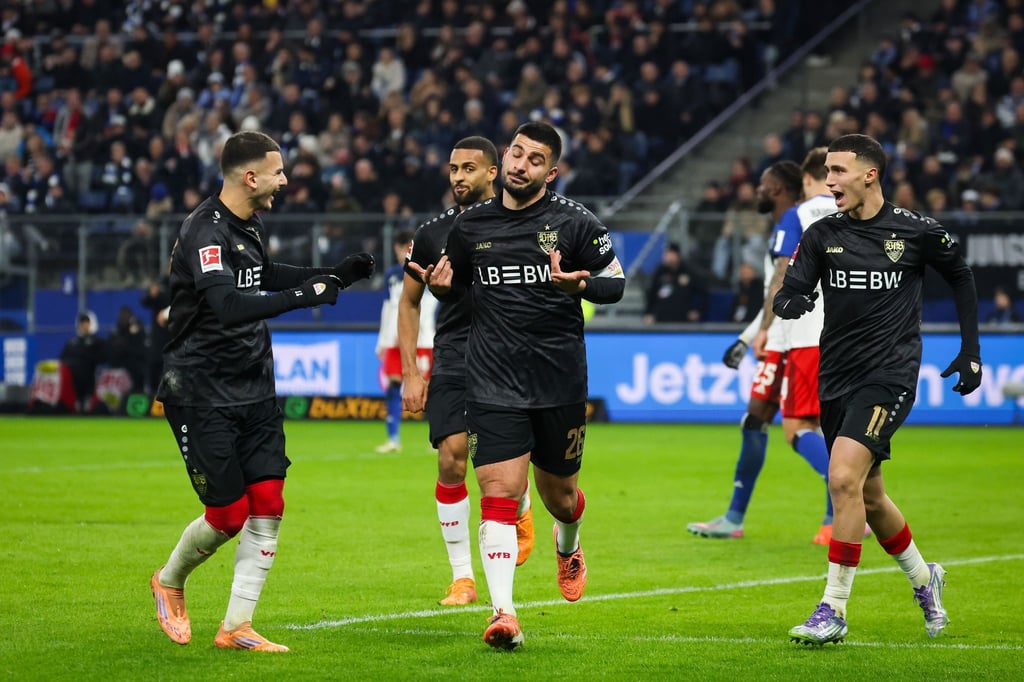 Stuttgarts Deniz Undav (M) wird nach seinem Treffer zum 1:1 bejubelt.