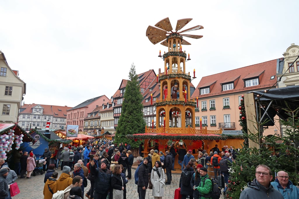 Besucher vom „Advent in den Höfen“ gehen über den Weihnachtsmarkt in der Adventsstadt Quedlinburg. 